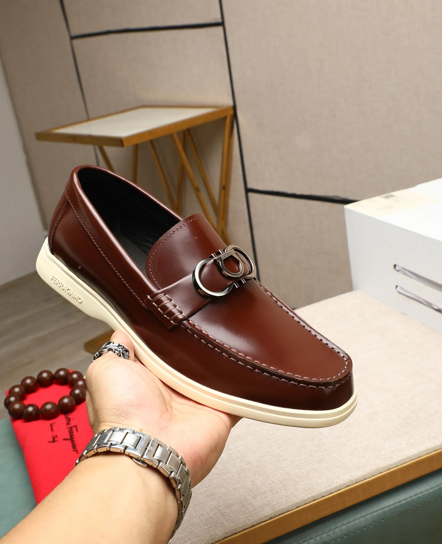 Men's shoes 💰580 📛📛(water-dyed cow lining) Salvatore Ferragamo high-end (Salvatore Ferragamo) is the top international luxury footwear brand. It comes from the fashion kingdom of Italy. It is famous all over the world for its traditional handmade design and novel styles... 🚶🏻🚶🏻New suit shoes are available simultaneously at the counter. This style is purely handmade. The fabric is imported Italian calfskin➕Soft water-dyed cowhide lining. Original authentic outsole🌀🌀Size: 38➖44 (45 46 customized)